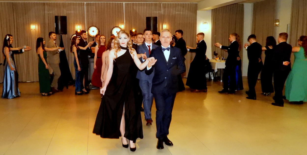 Poloneza czas zacząć! - Studniówka 2024 więcborskiego CKZiU - fot. Andrzej Ossowski