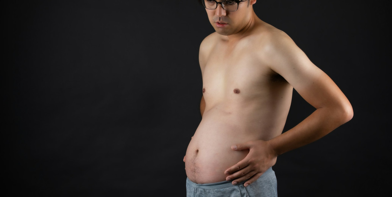 Co oznacza wzdęty brzuch w biologii totalnej?