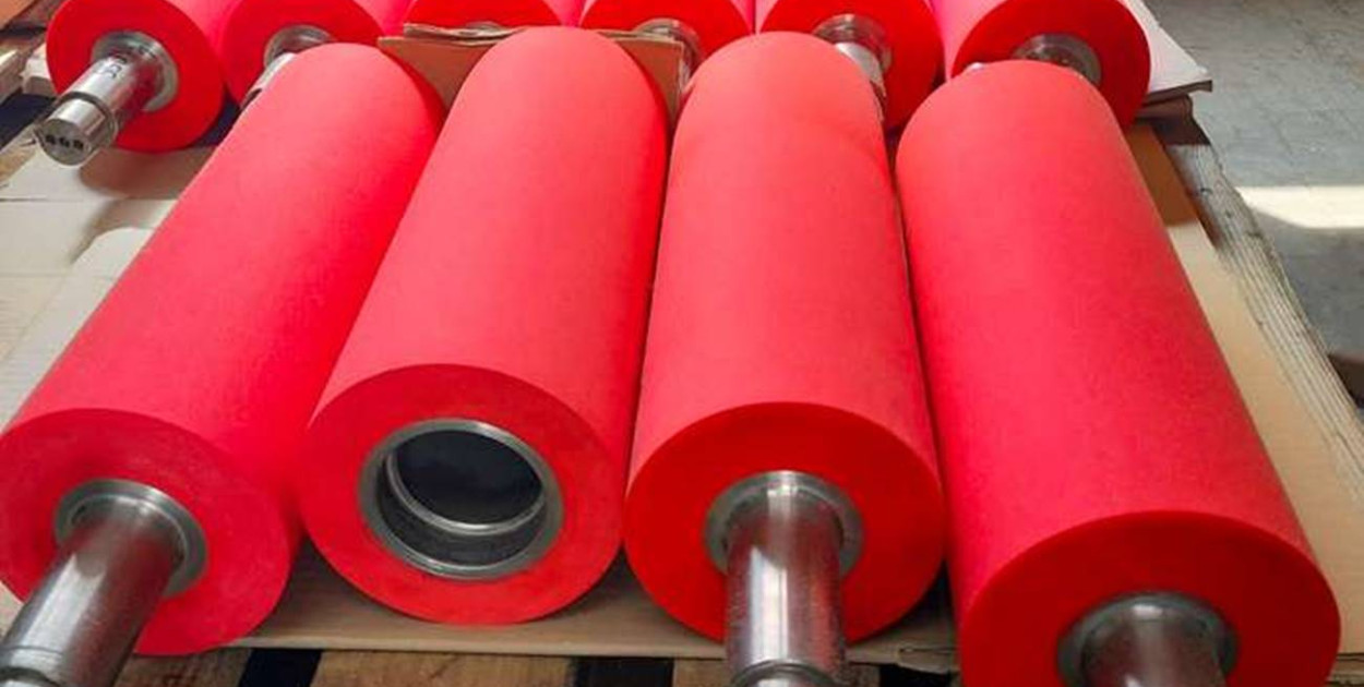 Jak gumowanie wałów poliuretanowych poprawia wydajność maszyn przemysłowych?