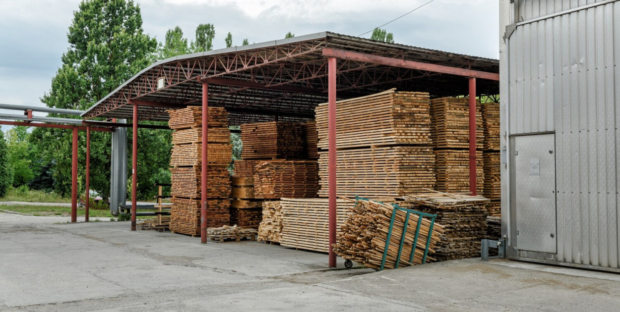 Jak działa nowoczesna suszarnia przemysłowa do drewna?