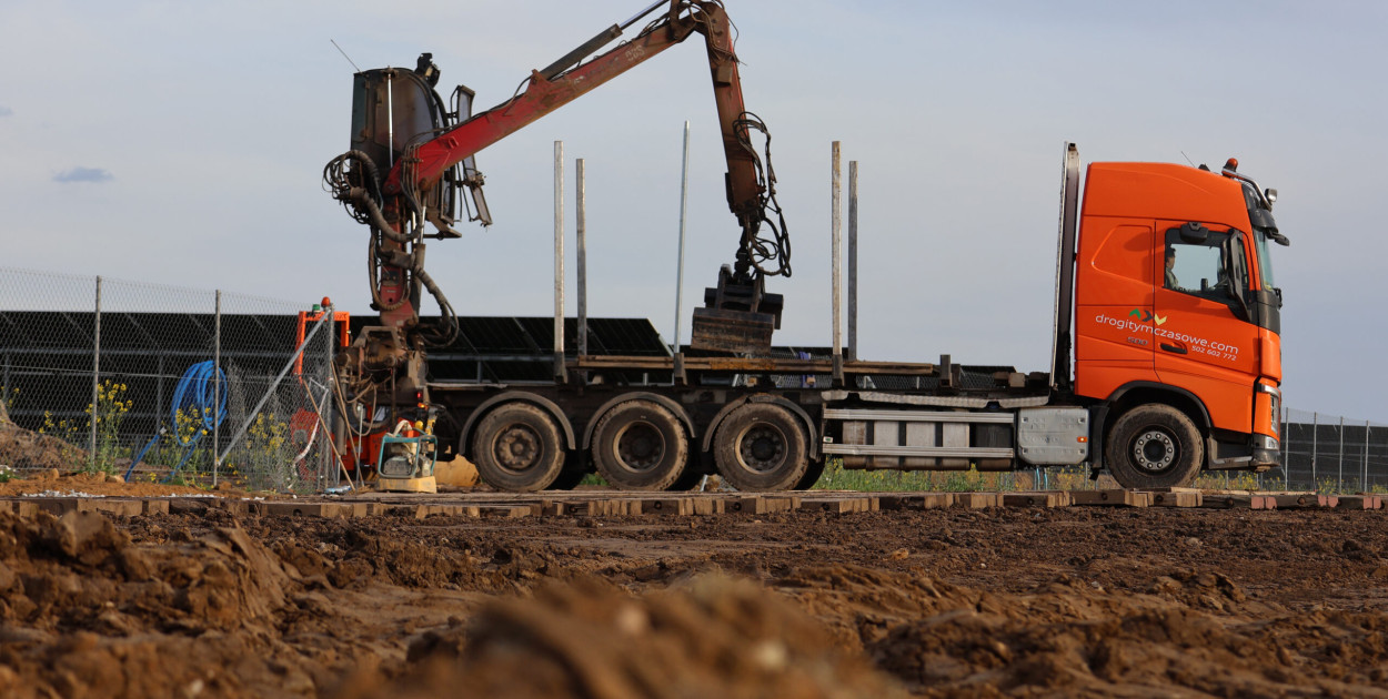 Drewniane płyty drogowe – zalety w tymczasowej infrastrukturze drogowej