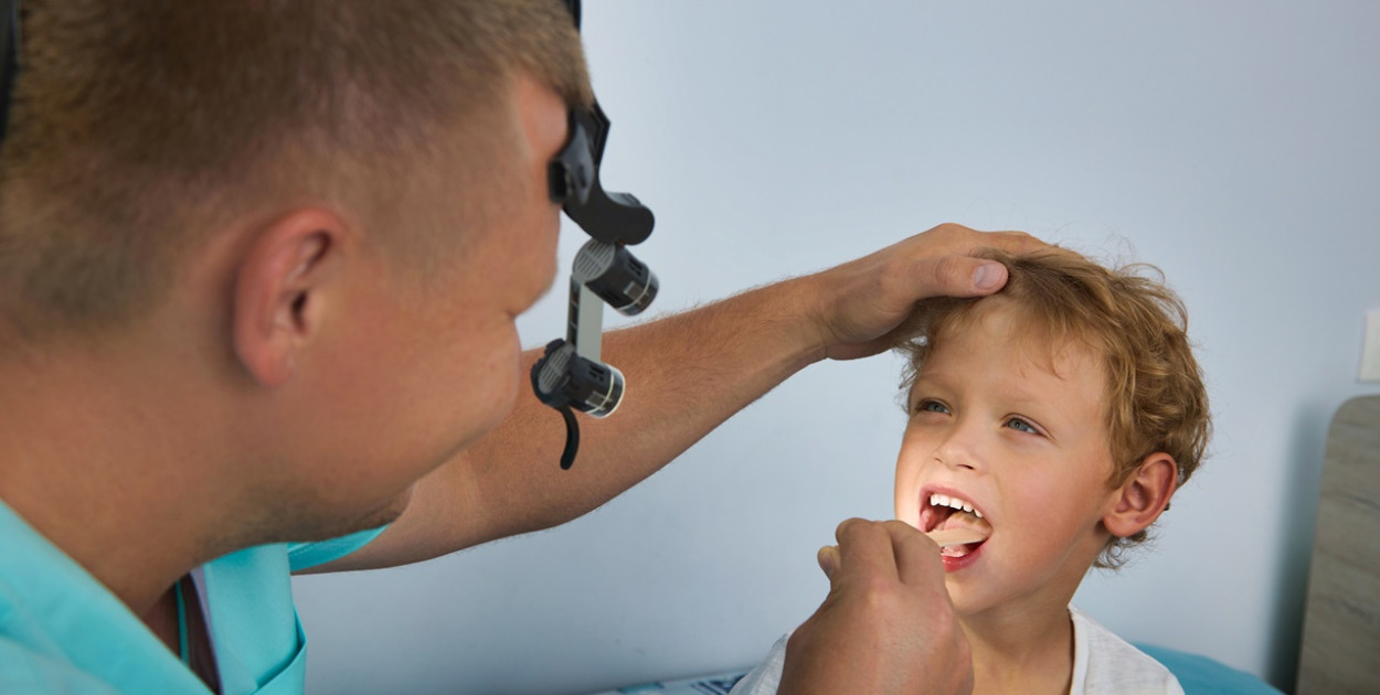 Objawy związane z problemami trzeciego migdała u dzieci – co powinni wiedzieć rodz