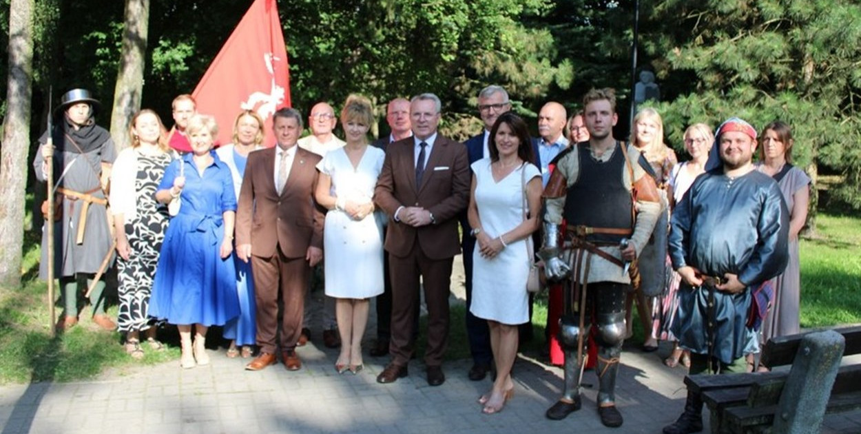 Uroczyste złożenie kwiatów i zniczy pod pomnikiem króla Władysława Jagiełły w Mroczy - fot. UM Mrocza