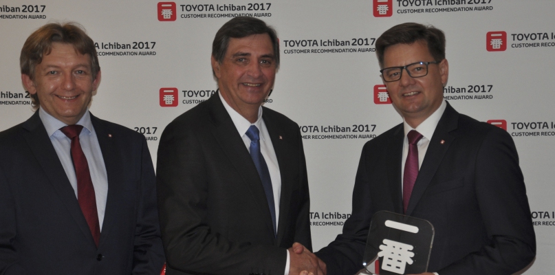 Ceremonia wręczenia nagrody Toyota Ichiban 2017 w Antwerpii. Od lewej: Prezydent toyota Motor Poland - dr Jacek Pawlak, w środku Prezydent Toyota Motor Europe - dr Johan van Zyl, po prawej Prezes Firmy Jaworski Auto - Wojciech Jaworski.  