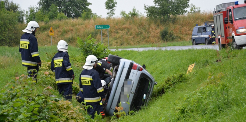 Opel wypadł z drogi na trasie Więcbork - Złotów - fot. Marcin Misiak