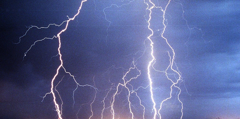Burze wracają. Synoptycy ostrzegają przed burzami z gradem i silnym wiatrem - fot. By U.S. Air Force photo by Edward Aspera Jr. - United States Air Force, VIRIN 040304-F-0000S-002 or unbroken-link (or VIRIN 060822-F-1111A-001), Domena publiczna, https://commons.wikimedia.org/w/index.php?curid=208103