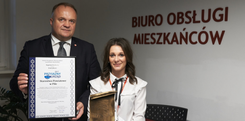 Na zdjęciu: Starosta Pilski Eligiusz Komarowski oraz Patrycja Wojtasik, która na co dzień obsługuje mieszkańców w biurze.
