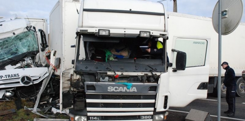 Zderzenie dwóch ciężarówek na drodze krajowej numer 25 - fot. KWP Gdańsk