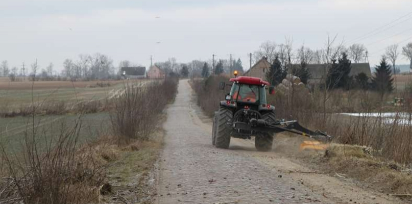 Ruszyło wykaszanie poboczy nową wykaszarką - fot. Starostwo Powiatowe w Nakle nad Notecią