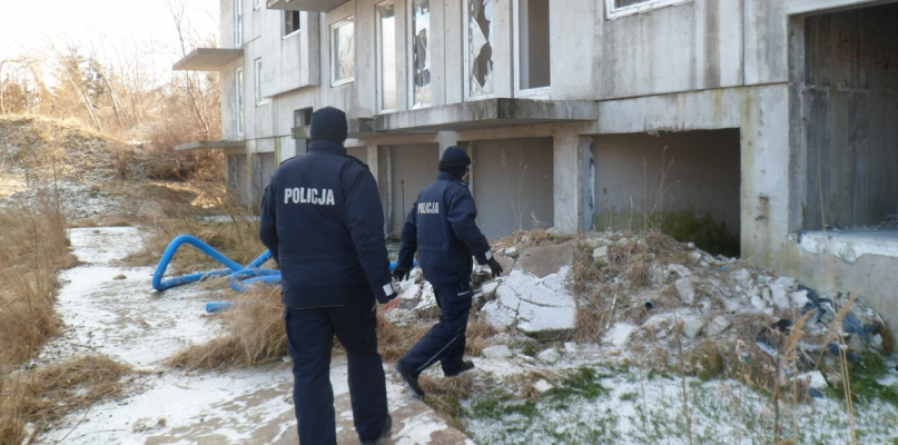 Kcyńscy policjanci kontrolowali miejsca przebywania bezdomnych - fot. KPP Nakło nad Notecią