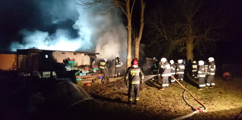 Pożar zabudowań garażowych w Osówce - fot. KP PSP Złotów