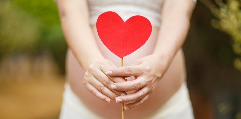Jestem w ciąży! Jak walczyć z nieprzyjemnymi dolegliwościami? - fot. materiał partnera
