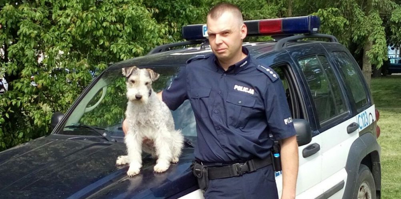 Łatek na zasłużonej emeryturze. Policyjny pies zamieszkał ze swoim przewodnikiem - fot. KMP w Bydgoszczy