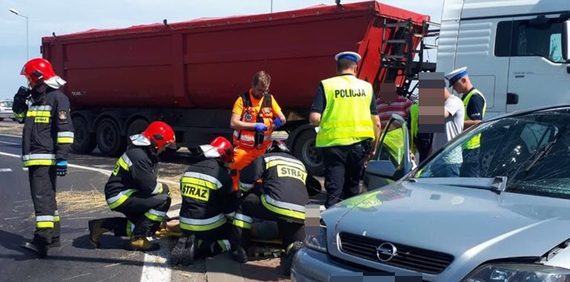 Policjanci z Nakła wyjaśniają okoliczności wypadku na obwodnicy miasta - fot. KPP Nakło nad Notecią