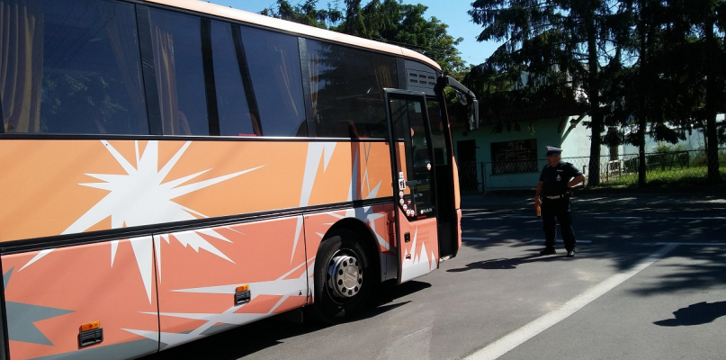 Policyjne kontrole autobusów przewożących dzieci - fot. KPP Nakło nad Notecią