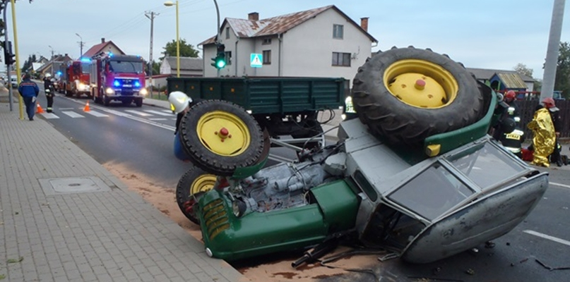 Zderzenie samochodu osobowego z ciągnikiem rolniczym - fot. KP PSP Złotów