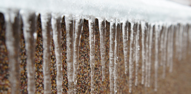 Obowiązek usuwania śniegu i nawisów lodowych z dachu - fot. Pixabay