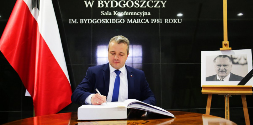Księga kondolencyjna wyłożona w Urzędzie Wojewódzkim - fot. Urząd Wojewódzki w Bydgoszczy