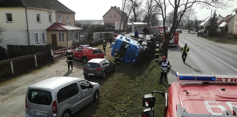 Jastrowie: Wypadek ciężarówki z tucznikami - fot. KP PSP Złotow