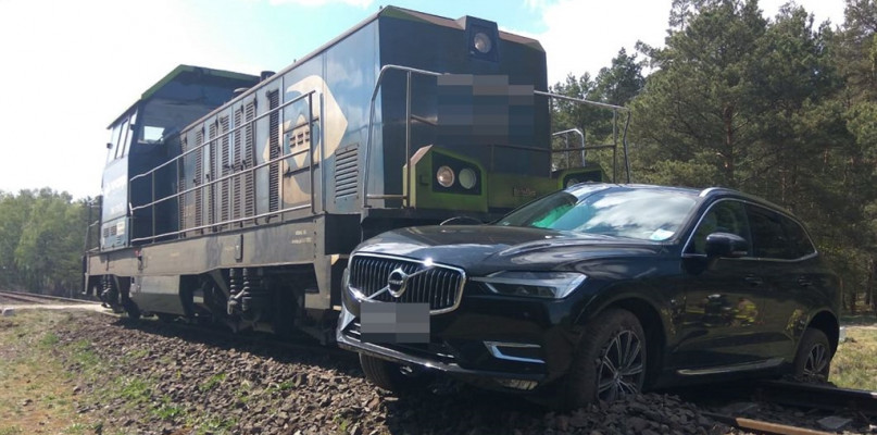 Zderzenie volvo z lokomotywą na przejeździe kolejowym w Zamościu - fot. KPP Nakło nad Notecią