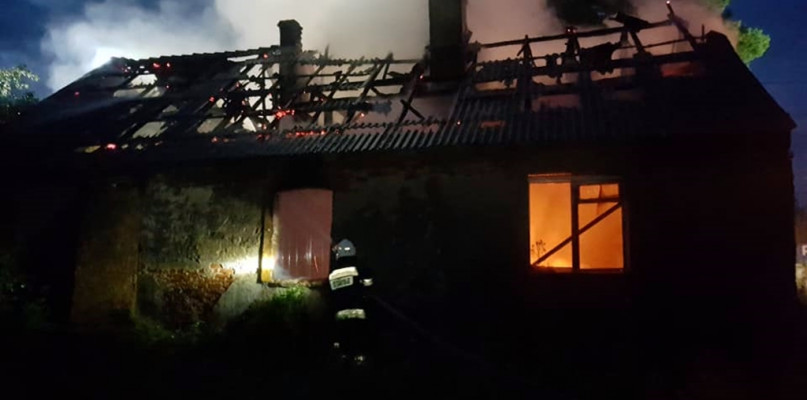 Nocny pożar w Mąkowarsku - fot. OSP KSRG Mąkowarsko