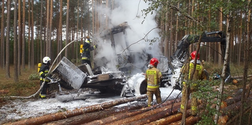 Pożar maszyny do prac leśnych - fot. KP PSP Złotów