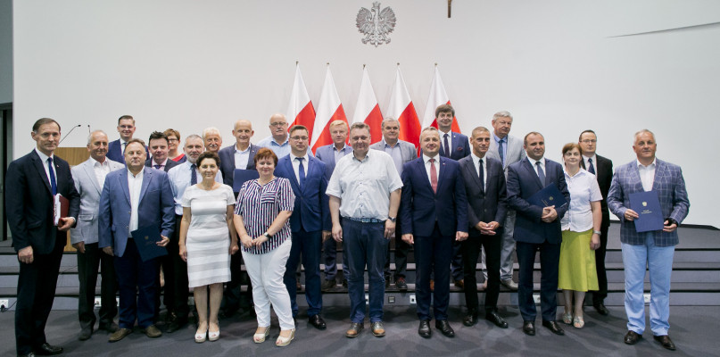 Pierwsze umowy o dofinansowanie odbudowy połączeń lokalnych w województwie podpisane - fot. KPUW w Bydgoszczy