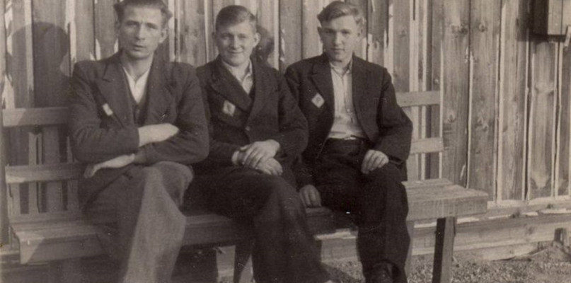 Odszedł Człowiek związany z wojenną historią lotniczej Piły - Fotografia wykonana w 1943 r. w Pile, Pan Kazimierz Pinkowski siedzi pierwszy od prawej