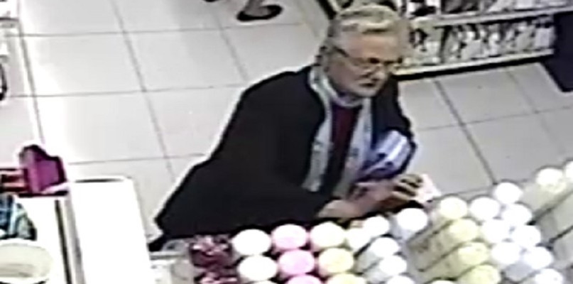 Policjanci szukają kobiety podejrzewanej o kradzież perfum - fot. KPP Człuchów