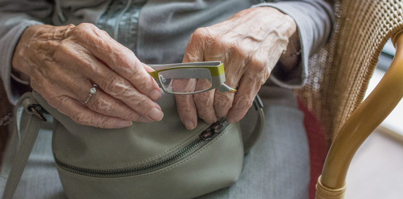 Uwaga na domokrążców! 90-letnia kobieta straciła oszczędności - fot. Pixabay