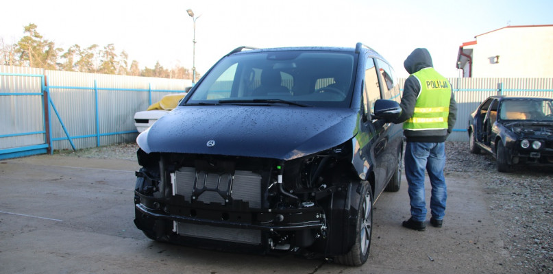 Policjanci z Szubina odzyskali skradzionego Mercedesa wartego ponad ćwierć miliona złotych - fot. KPP Nakło nad Notecią
