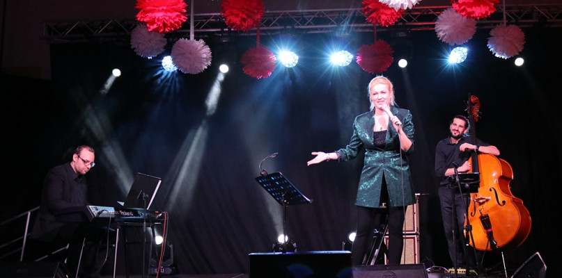 Olga Szomańska zaśpiewała na 100-lecie powrotu Więcborka do RP - fot. Ewa Szydeł