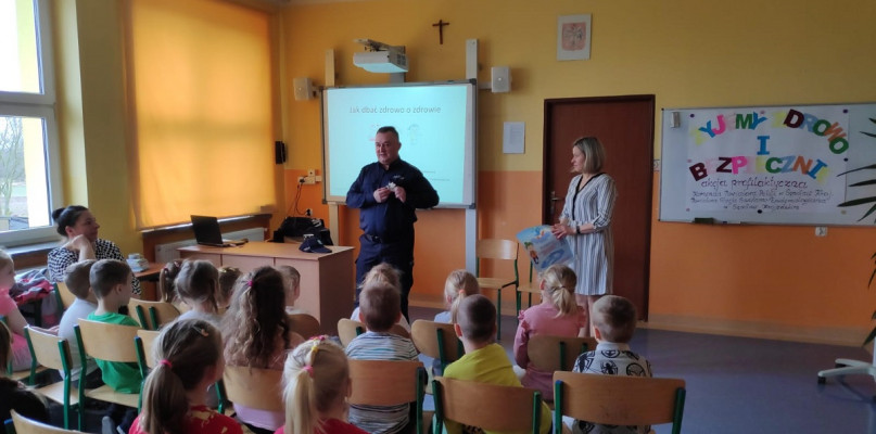 Spotkanie profilaktyczne z młodzieżą szkolną w Pęperzynie - fot. KPP Sępólno Krajeńskie