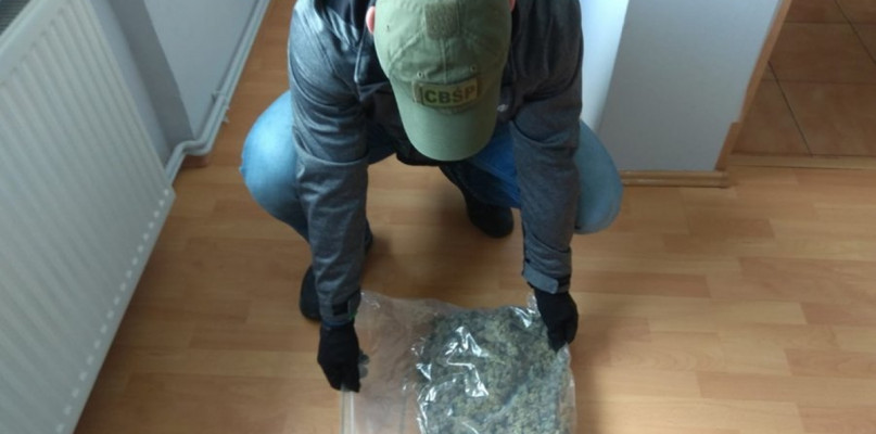 80 kg marihuany w samochodzie dostawczym. Kierowca miał sfałszowane dokumenty i był poszukiwany - fot. cbsp.policja.pl