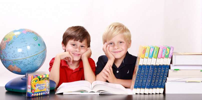 Konwersacja czy czytanie i pisanie? Co jest najważniejsze w nauce angielskiego w przypadku dzieci? - fot. partnera