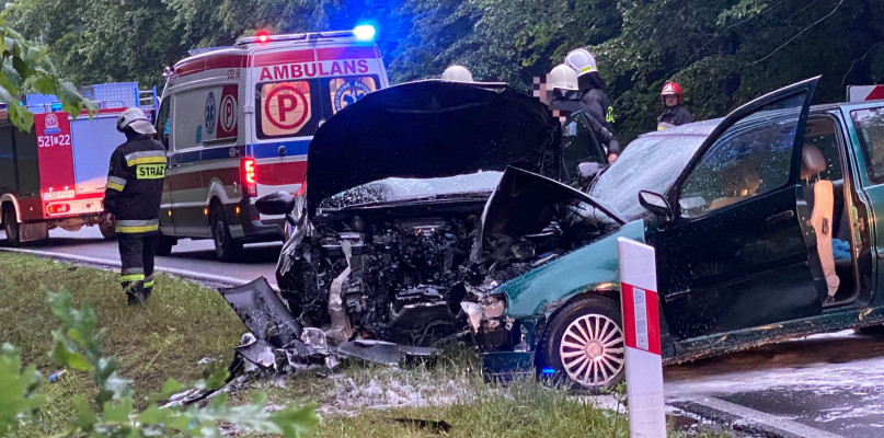 Czołowe zderzenie dwóch samochodów osobowych ? 5 osób poszkodowanych - fot. wiecbork112.pl