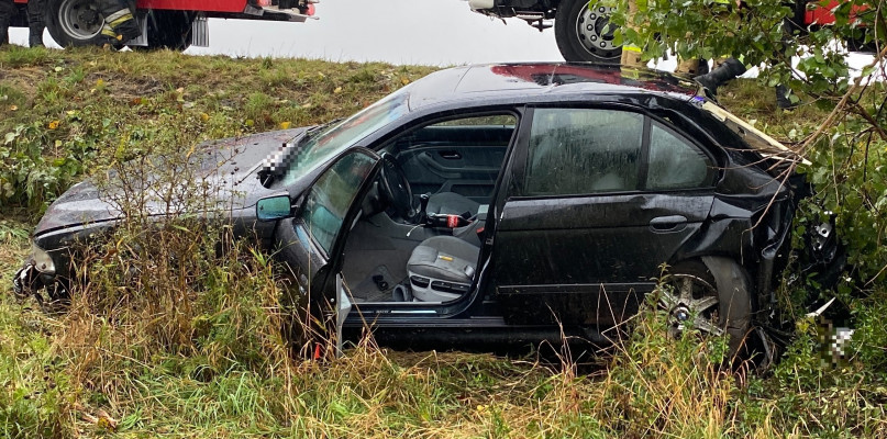 BMW wypadło z drogi i uderzyło w drzewo - fot. wiecbork112.pl