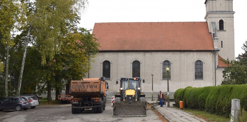 Ruszyły prace wokół kościoła parafialnego w Sępólnie Krajeńskim - fot. Andrzej Ossowski