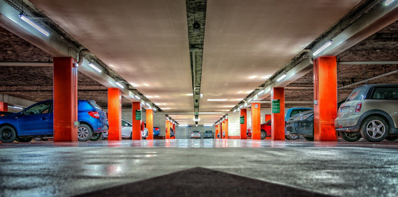 Parkingi podziemne w dużych miastach - sposób na rozładowanie ruchu - fot. partnera
