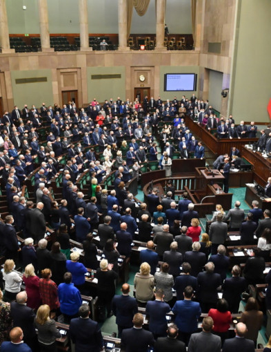 Sejm uchwalił ustawę obniżającą VAT na żywność, paliwa i energię-15358
