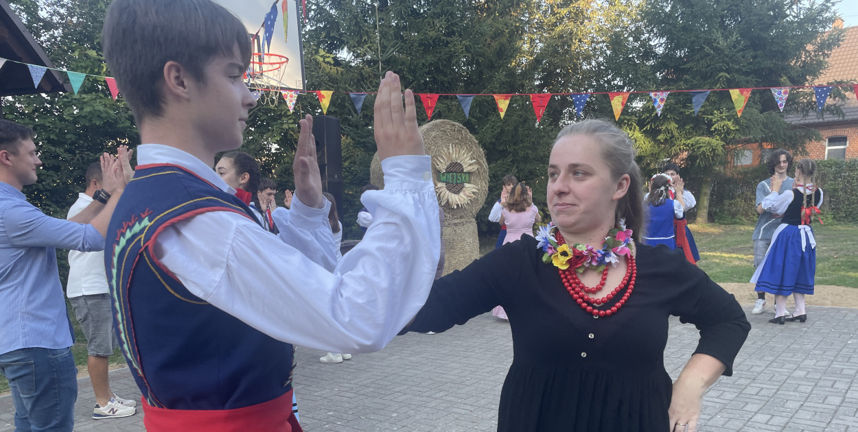 Pełen parkiet na potańcówce w Płociczu - fot. MGOK Kamień Krajeński