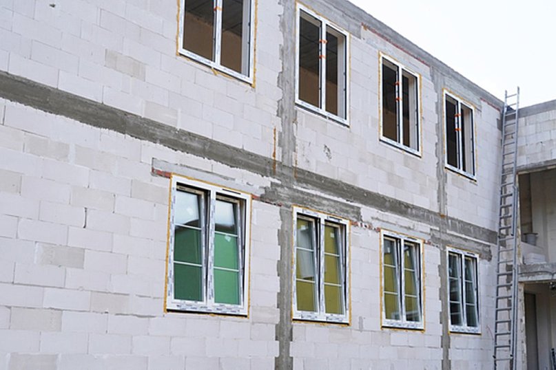 Postęp prac przy rozbudowie szkoły w Wiśniewie