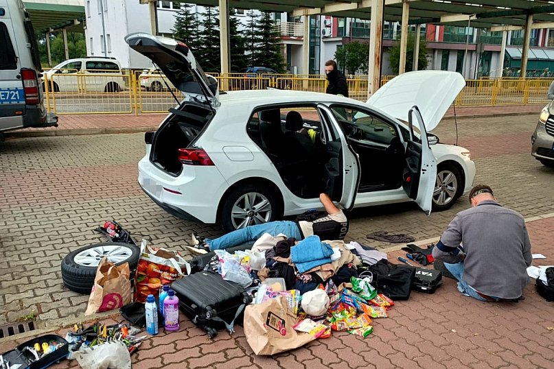 Trzej włamywacze oglądają świat zza krat