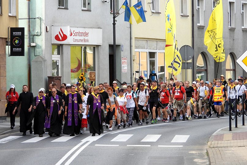 Przez powiat sępoleński przemaszerowała Grupa Kaszubska w pielgrzymce na Jasna Górę