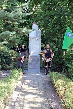 Uroczyste złożenie kwiatów i zniczy pod pomnikiem króla Władysława Jagiełły w Mroczy-3849
