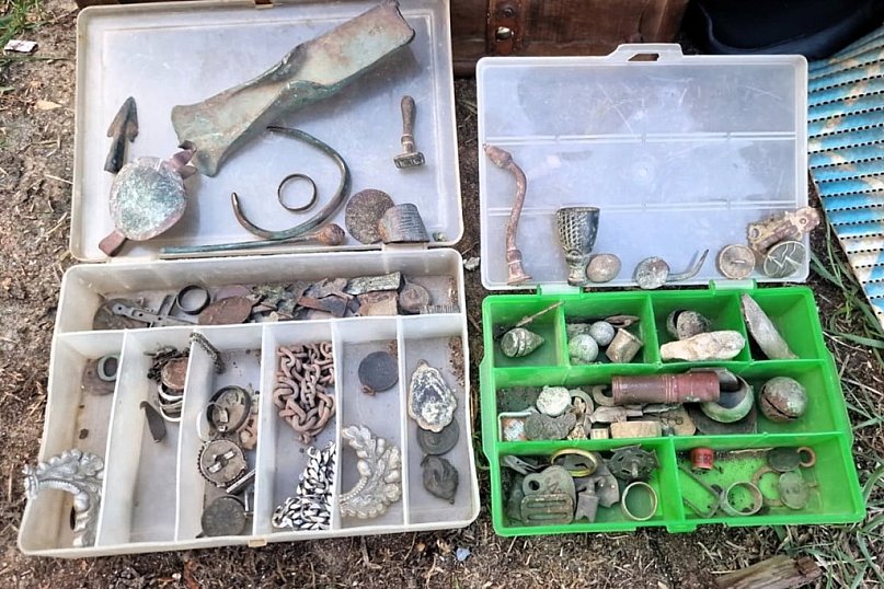 Złotów: Narkotyki, broń bez pozwolenia, nielegalnie posiadane artefakty w mieszkaniu zatrzymanego 38-latka