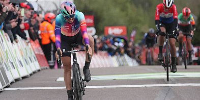 Katarzyna Niewiadoma z żółtą koszulką lidera wyścigu Tour de France-24053