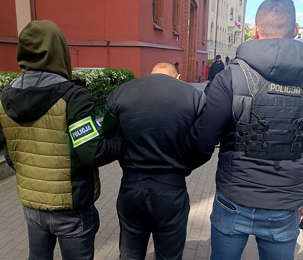 Kilkukrotnie dźgnął nożem swojego znajomego oraz jego matkę-27721