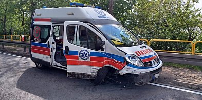 DK22: Kolizja karetki z samochodem osobowym-27922