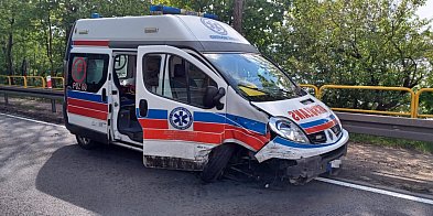DK22: Kolizja karetki z samochodem osobowym-27922